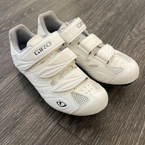 Indoor cycling/spin shoes WITH brand new delta clips (LIKE NEW)